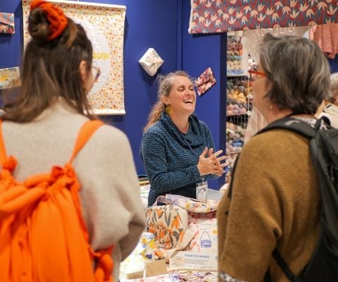 Exposant et visiteur souriants sur le salon