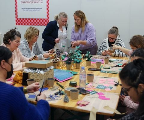 Participants réunis autour d’un atelier créatif lors d’un événement