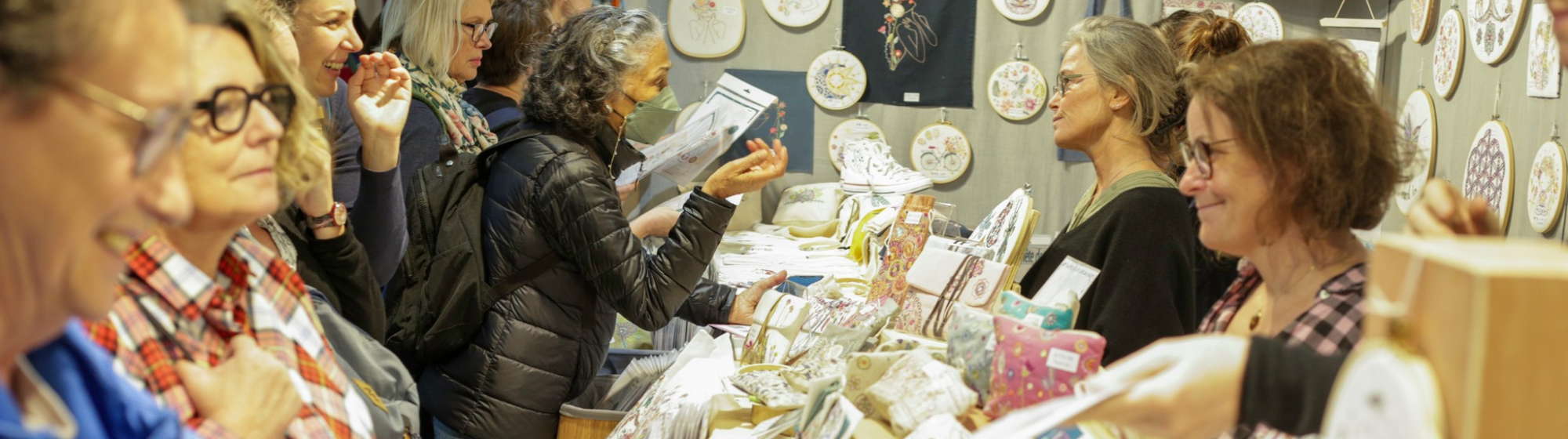  Exposants et visiteurs échangent sur le salon Créations & savoir-faire