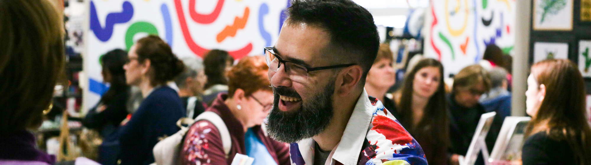 Exposant qui rigole sur le salon Créations & savoir-faire