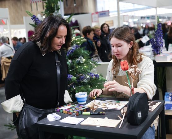 Exposante souriante sur le salon Créations & savoir-faire