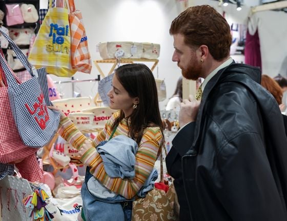 Deux femmes sur un stand de tissus sur le salon Créations & savoir-faire