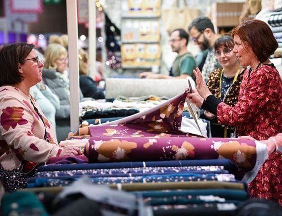 Exposante souriante sur le salon Créations & savoir-faire