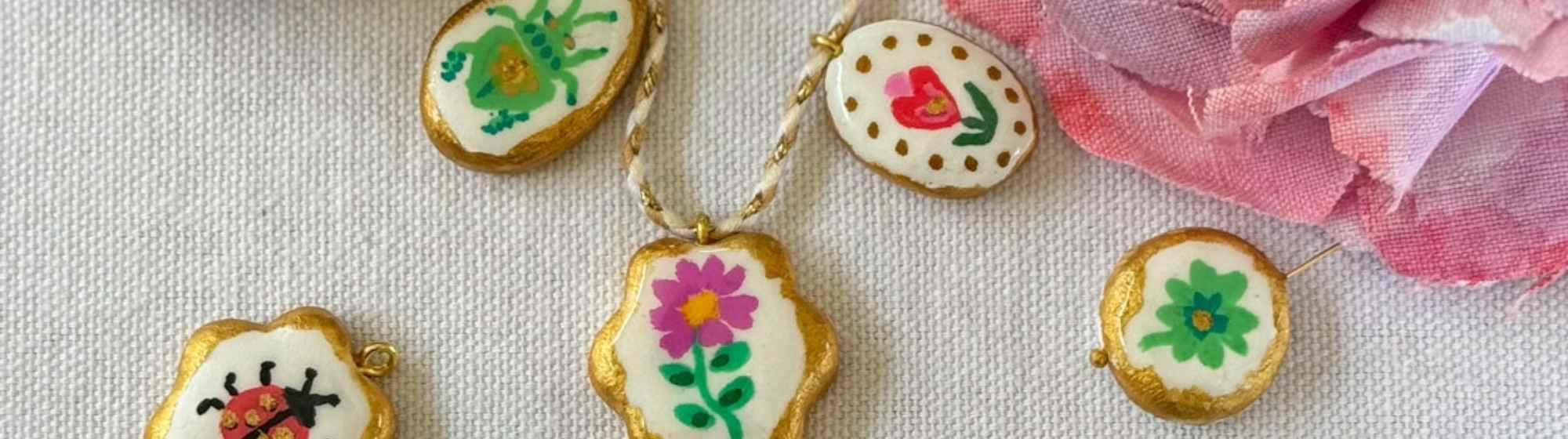 Collection de charms et bijoux miniatures décorés à la main