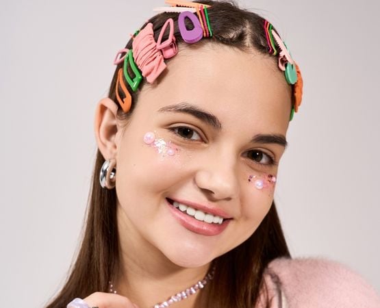 Portrait d’une créatrice portant des barrettes colorées et accessoires cheveux faits main