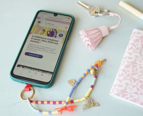 Accessoire bijou pour téléphone créé avec des perles colorées