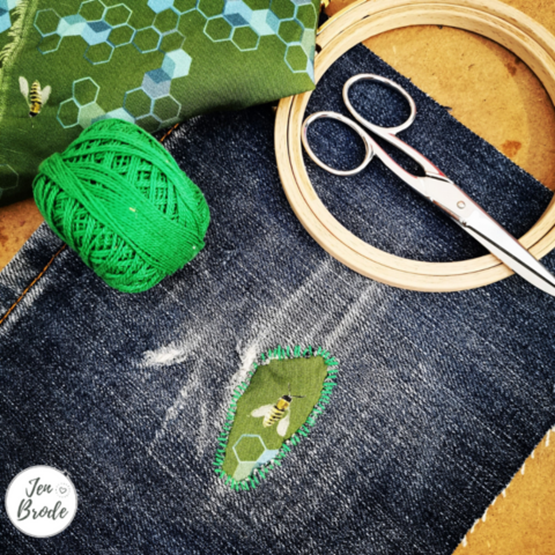 Eyelet in festoon stitch