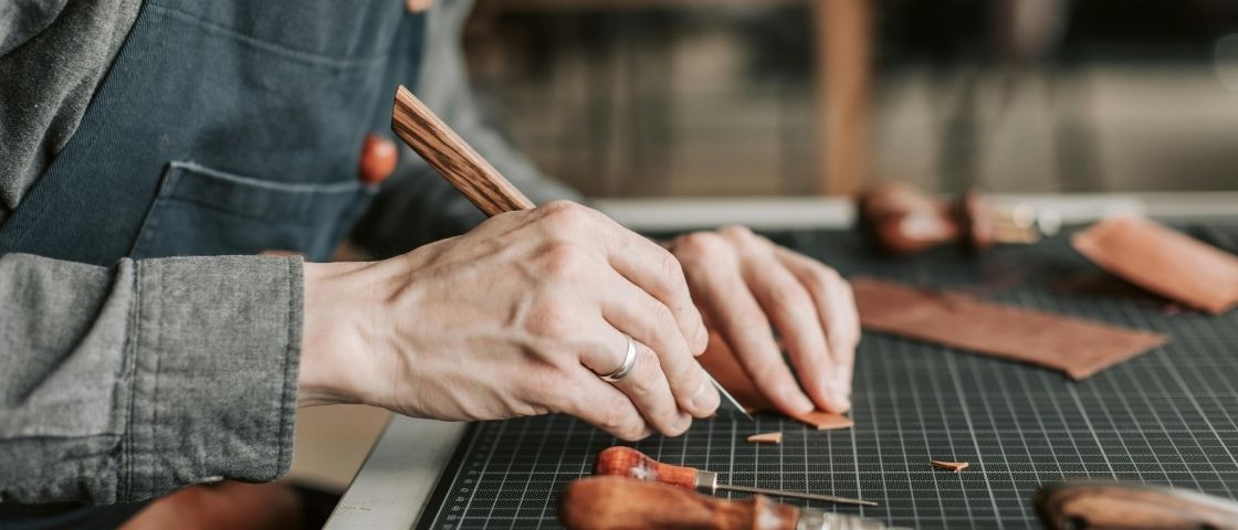 Homme travaillant le cuir
