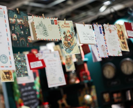 Cartes postales accrochées en guirlande