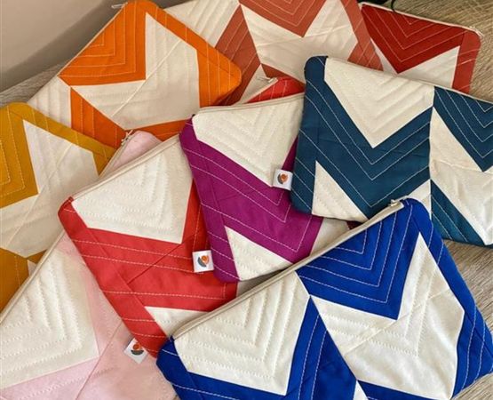Pochettes en quilt moderne aux motifs geometriques colores realisees en couture artisanale.