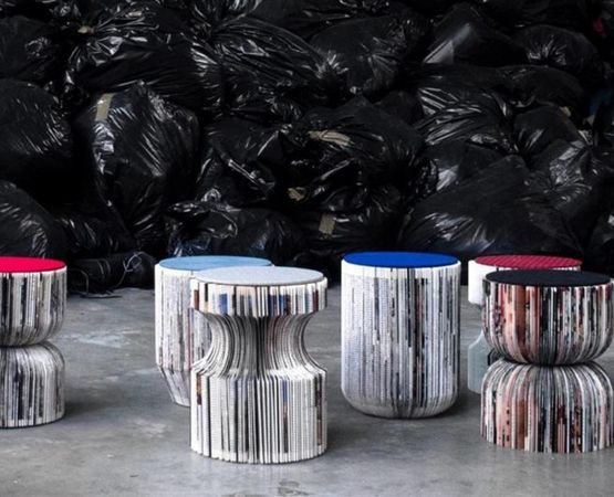 Tabourets design fabriques a partir de materiaux recycles dans une demarche de surcyclage.