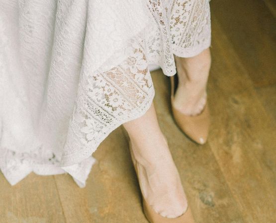 Detail d’une robe en dentelle confectionnee a partir d’une nappe ancienne dans une demarche d’upcycling.
