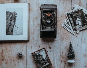 Album photo scrapbooking noir et blanc avec décorations graphiques et couverture “You and me”.