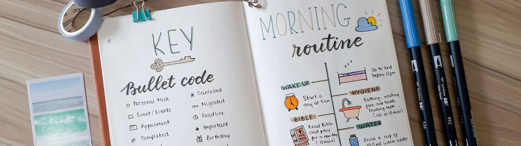 Matériel nécessaire pour créer un bullet journal avec carnet, feutres et accessoires
