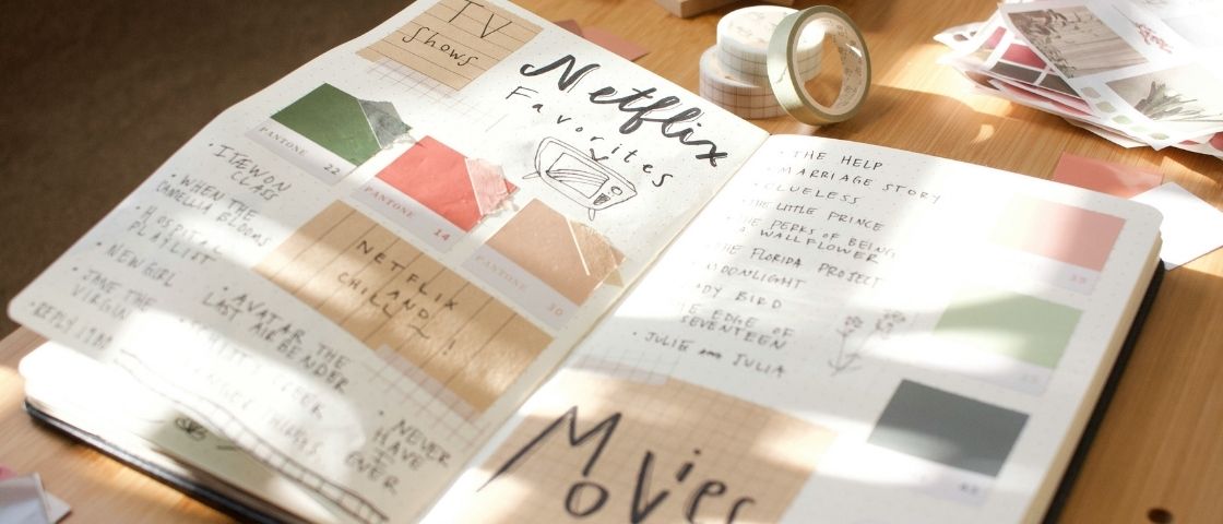 Page de bullet journal décorée avec des dessins et lettrages créatifs