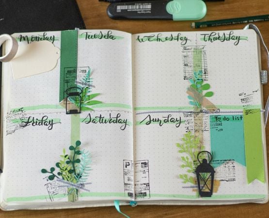 Mise en page hebdomadaire créative d’un bullet journal avec planning et décoration végétale