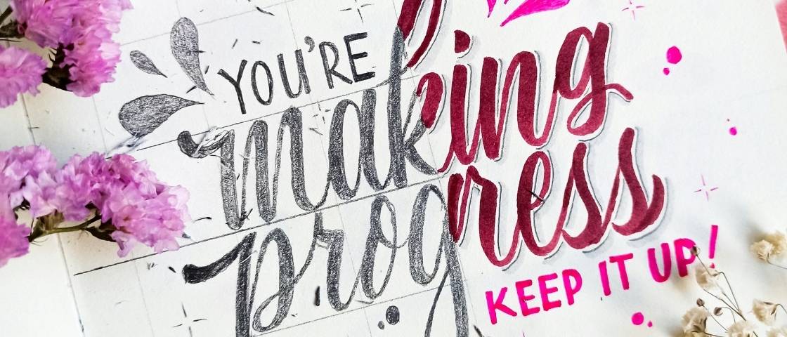 Exemple de lettering créatif réalisé dans un bullet journal avec des citations colorées