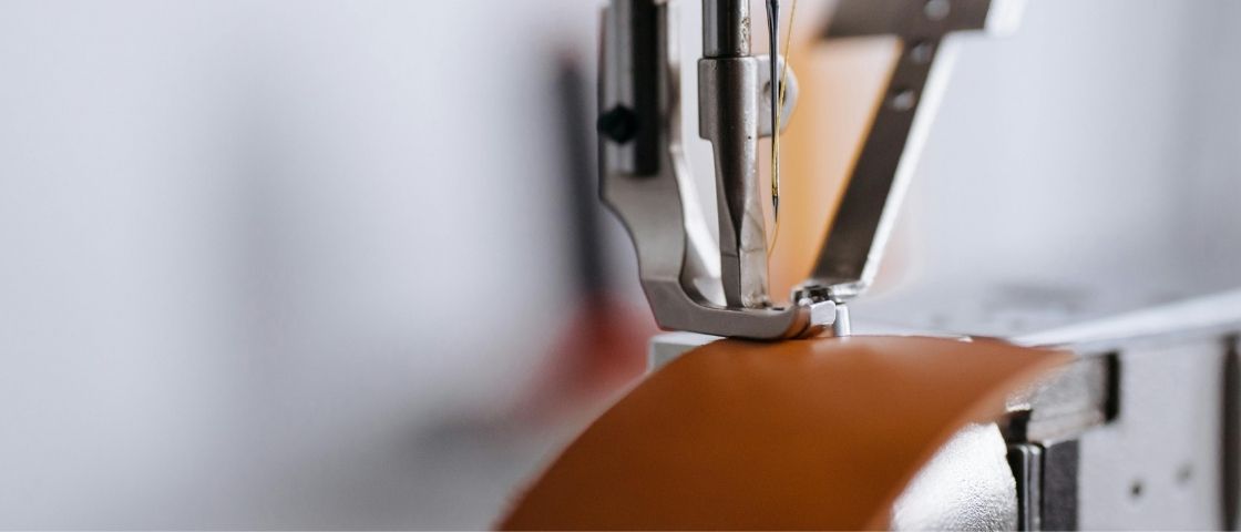 Aiguille de machine à coudre perforant du cuir en gros plan.