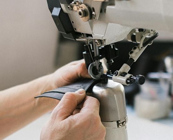 Machine à coudre réalisant une couture précise sur cuir.