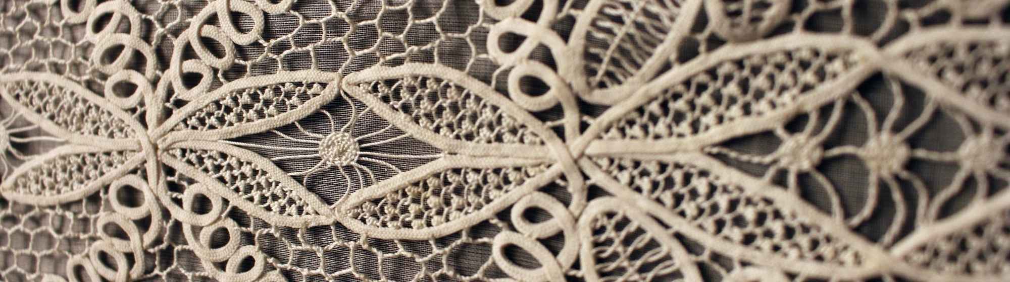 Gros plan sur dentelle aux motifs géométriques et floraux