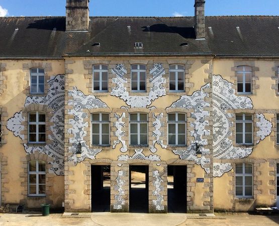 Façade décorée avec motifs de dentelle grandeur nature
