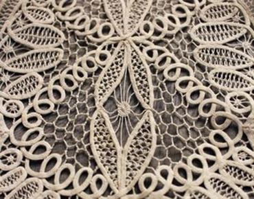 Gros plan sur dentelle aux motifs géométriques et floraux