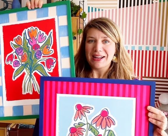 Femme présentant des cadres décoratifs colorés réalisés dans un style DIY artistique