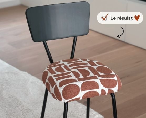 Chaise noire relookée avec une assise en tissu graphique terracotta et beige