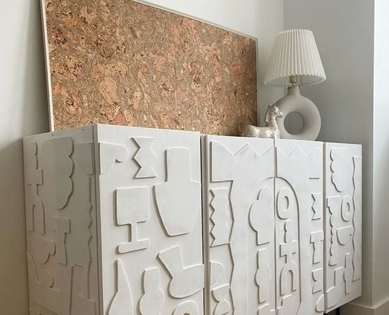 Commode IKEA relookée avec motifs blancs en relief et décoration minimaliste