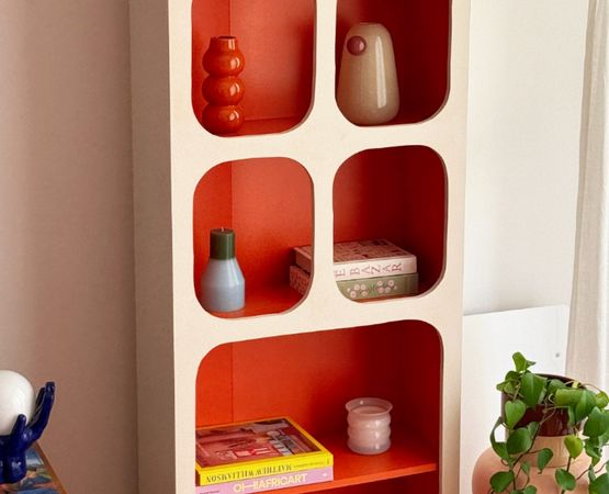 Étagère style seventies avec niches arrondies et décoration colorée