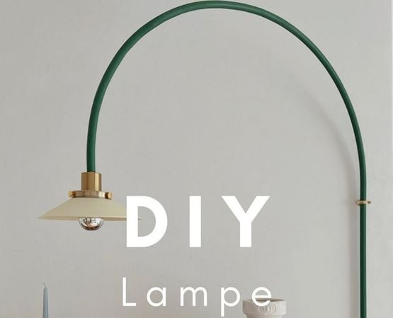 Lampe design verte réalisée en DIY avec structure arquée minimaliste