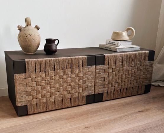 Meuble bas décoré avec un tissage en corde dans un style bohème naturel