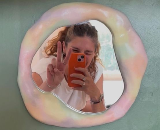 Miroir décoratif irisé en forme organique dans une ambiance DIY contemporaine