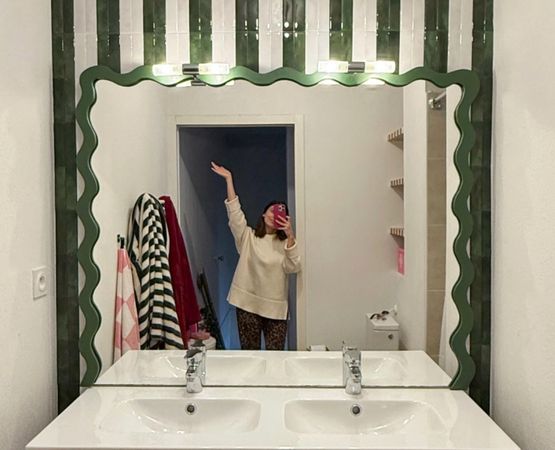 Salle de bain avec miroir wavy vert et décoration contemporaine