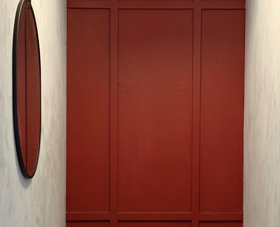 Terracotta wall with decorative mouldings for a minimalist retro feel