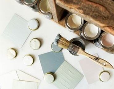 Nuanciers de peinture et pinceau disposés sur une table pour un projet de décoration DIY