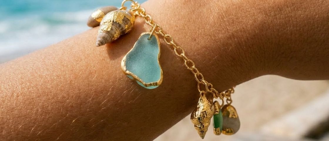 Bracelet avec charms coquillage et verre de mer doré
