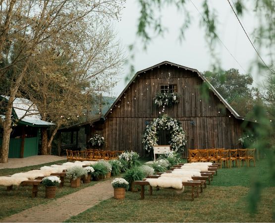 lieu de mariage champetre grange en bois avec allee ceremonie fleurs et decoration naturelle
