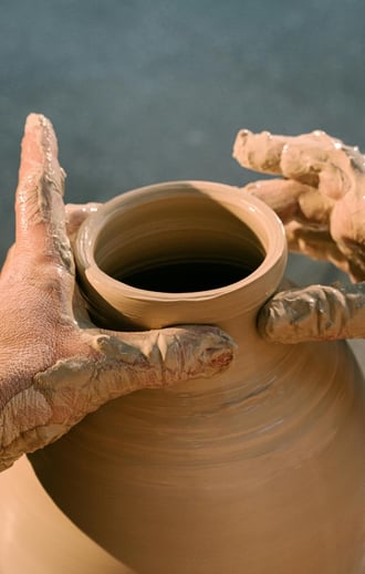Artisan travaillant un pot en céramique