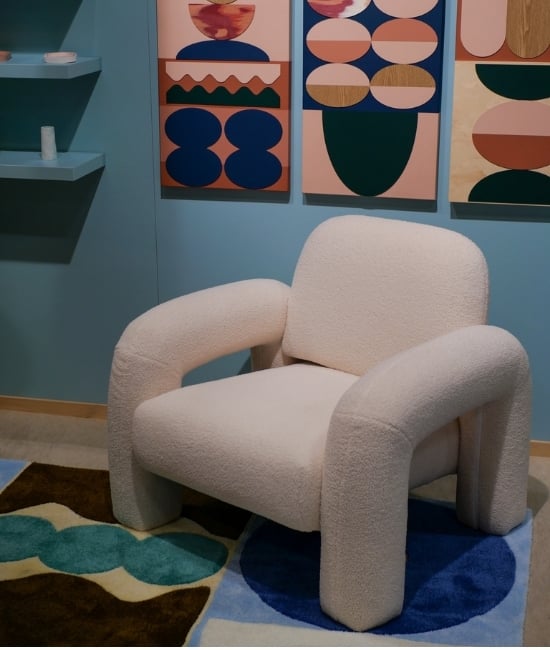 Un fauteuil design exposé dans un magasin