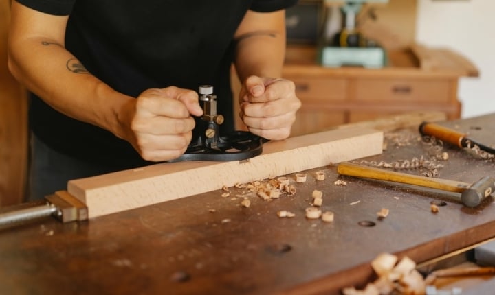 Un artisan travaillant le bois