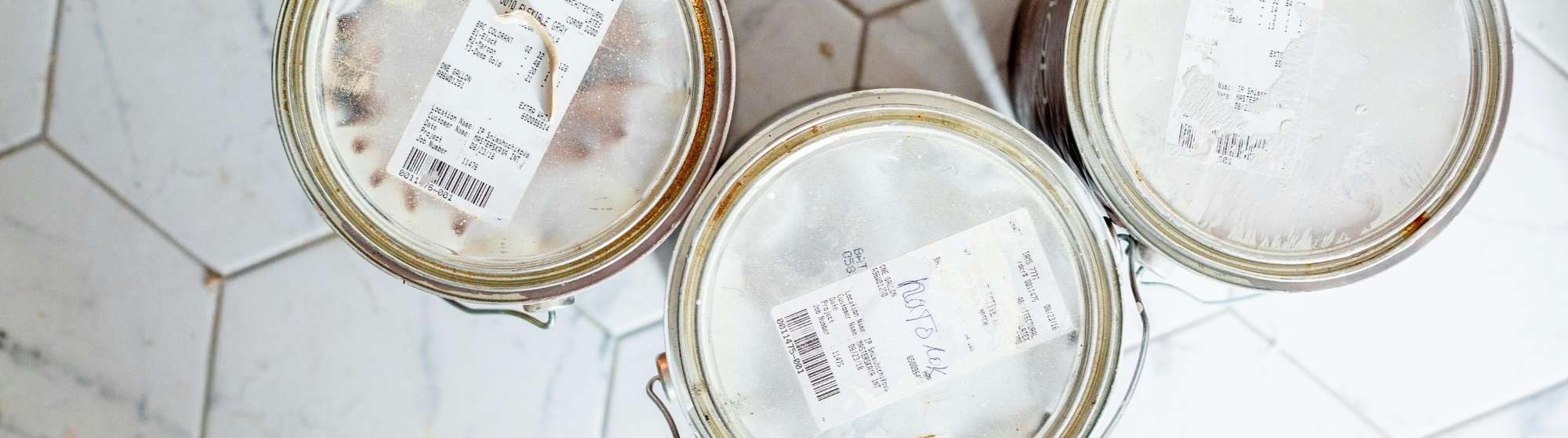 Pots de peinture prêts à l’emploi pour rénover un carrelage intérieur.