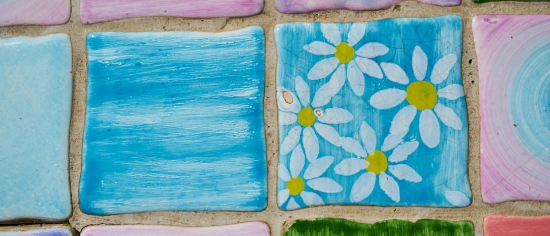 Carrelage peint avec motifs colorés et effet décoratif moderne.