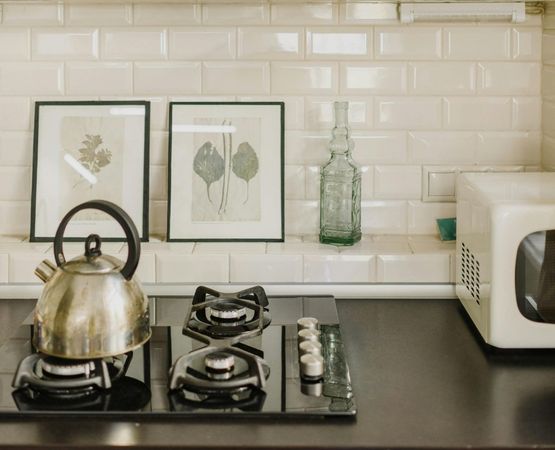 Cuisine avec crédence en carrelage peint pour une rénovation esthétique.