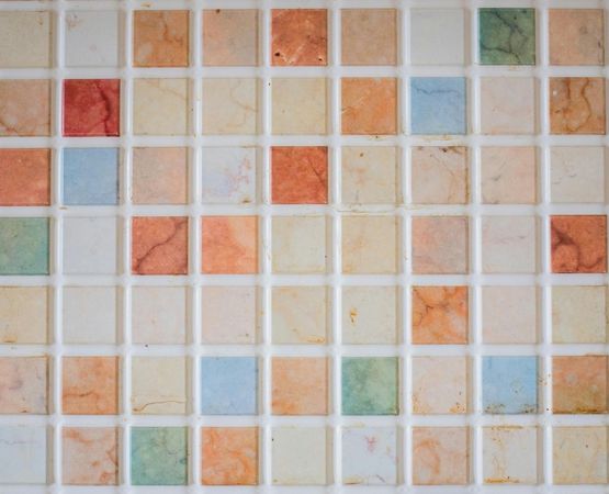 Carrelage mosaïque multicolore pouvant être rénové avec de la peinture.