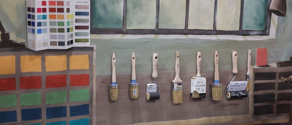 Outils et nuancier de couleurs pour choisir une peinture spéciale carrelage.