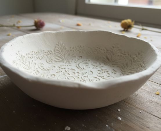 Bol en céramique blanche fait main avec motifs floraux en relief