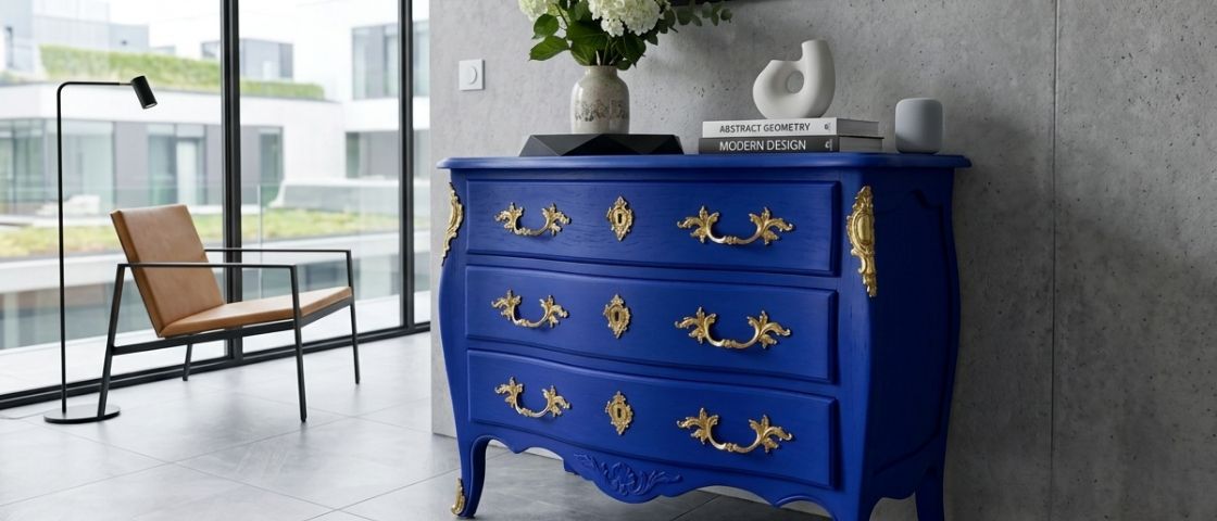 Commode bleue avec ornements dorés dans un salon moderne
