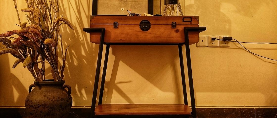 Bureau vintage en bois avec plantes et objets décoratifs