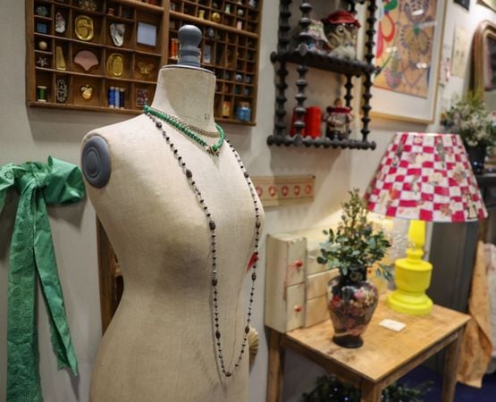 Espace d’exposition créatif avec mannequin, objets DIY et décoration artisanale.